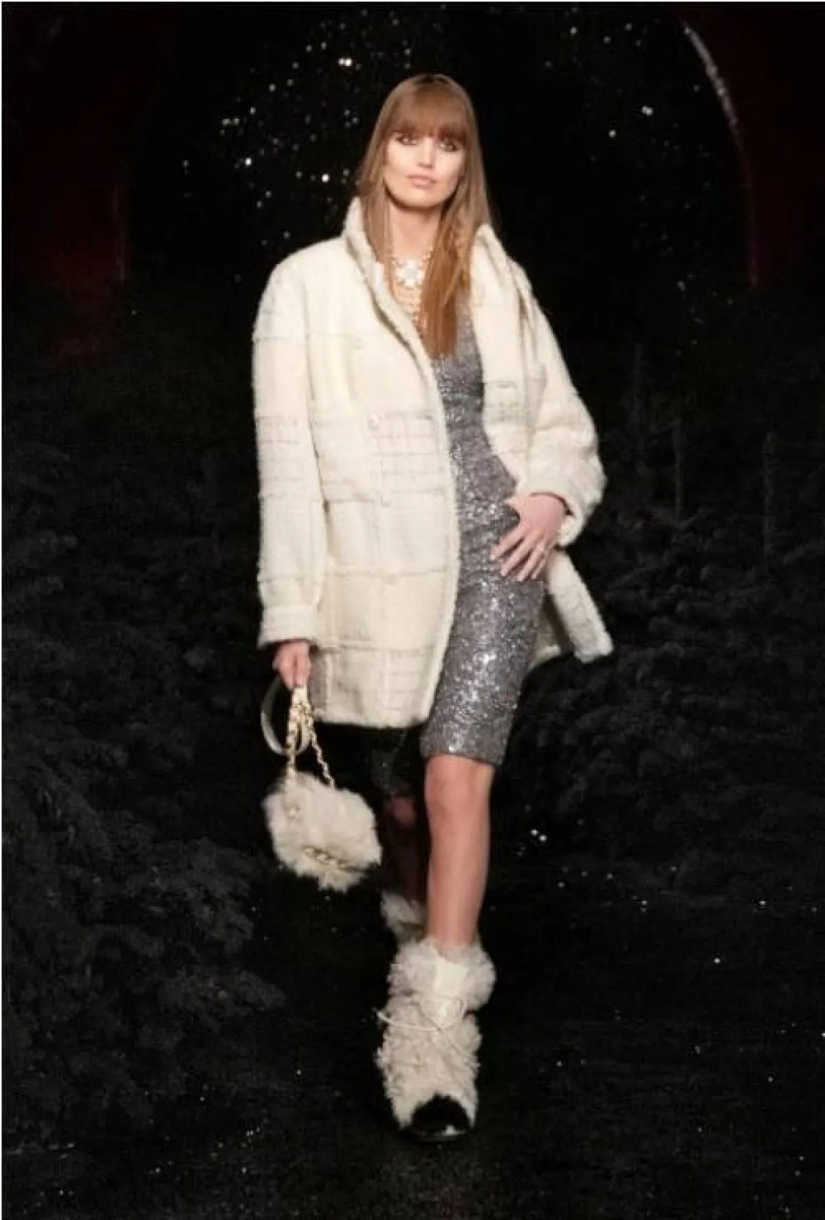 معطف باللون الابيض مع فستان ميتاليك فضي من شانيل  Chanel