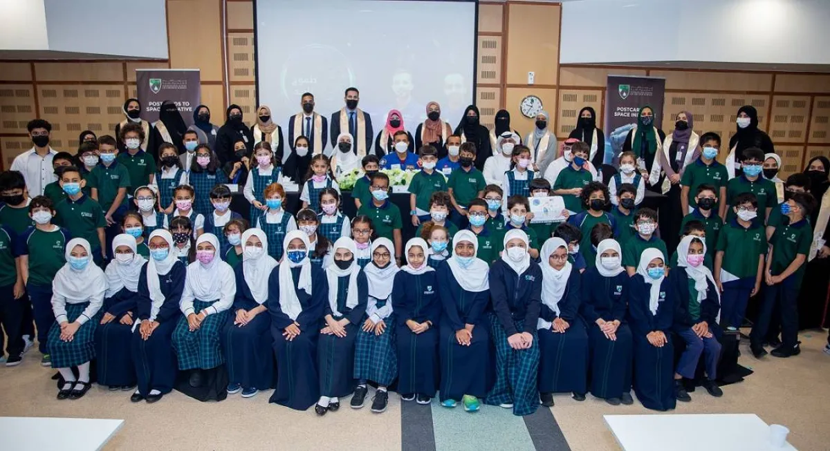 بريد الإمارات يعلن عن مبادرة البطاقات البريدية للفضاء . الصورة من "وام"