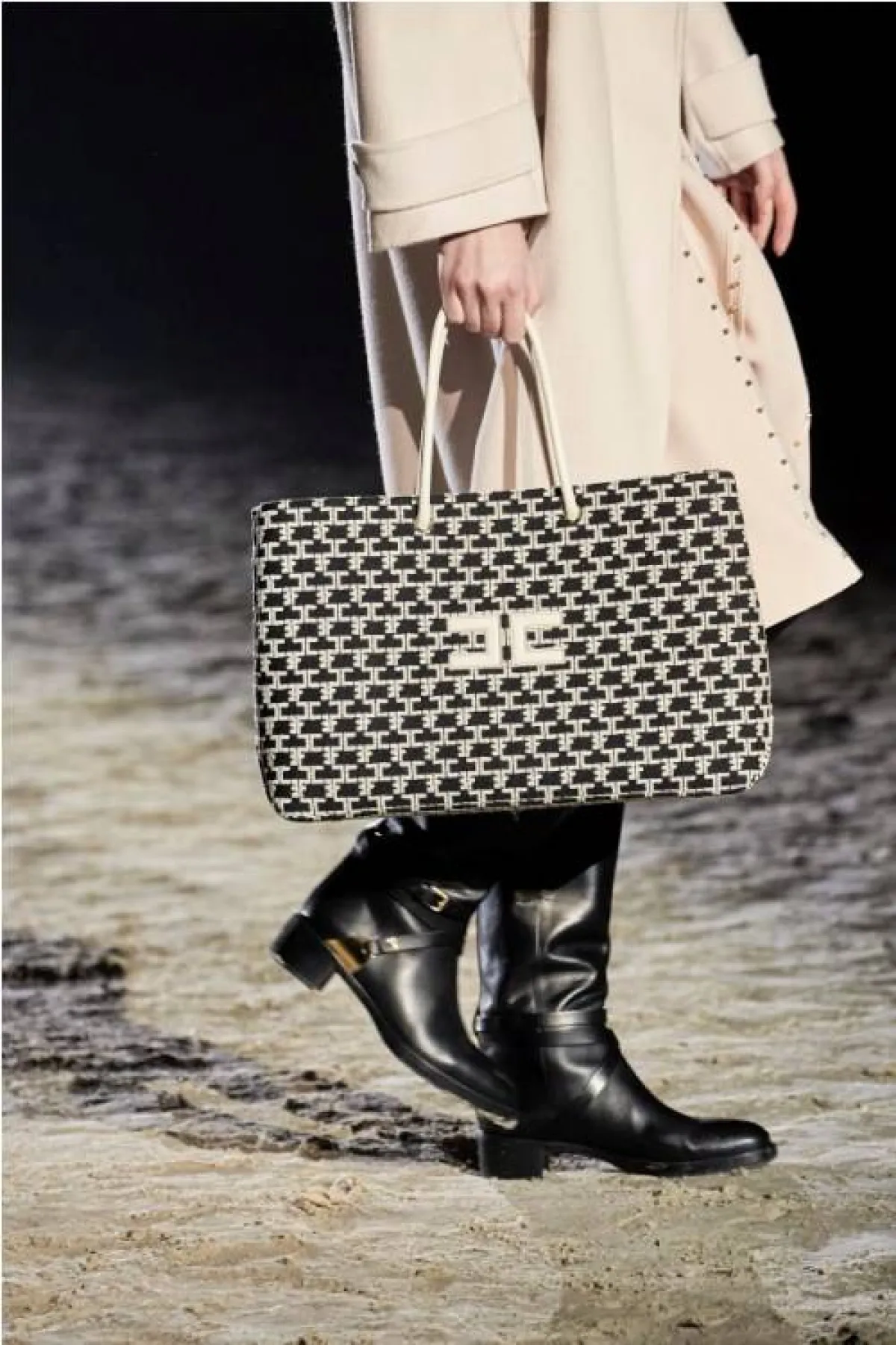 حقيبة الكاروهات مع الملابس الرسمية من إليزابيتا فرانكي  Elisabetta Franchi