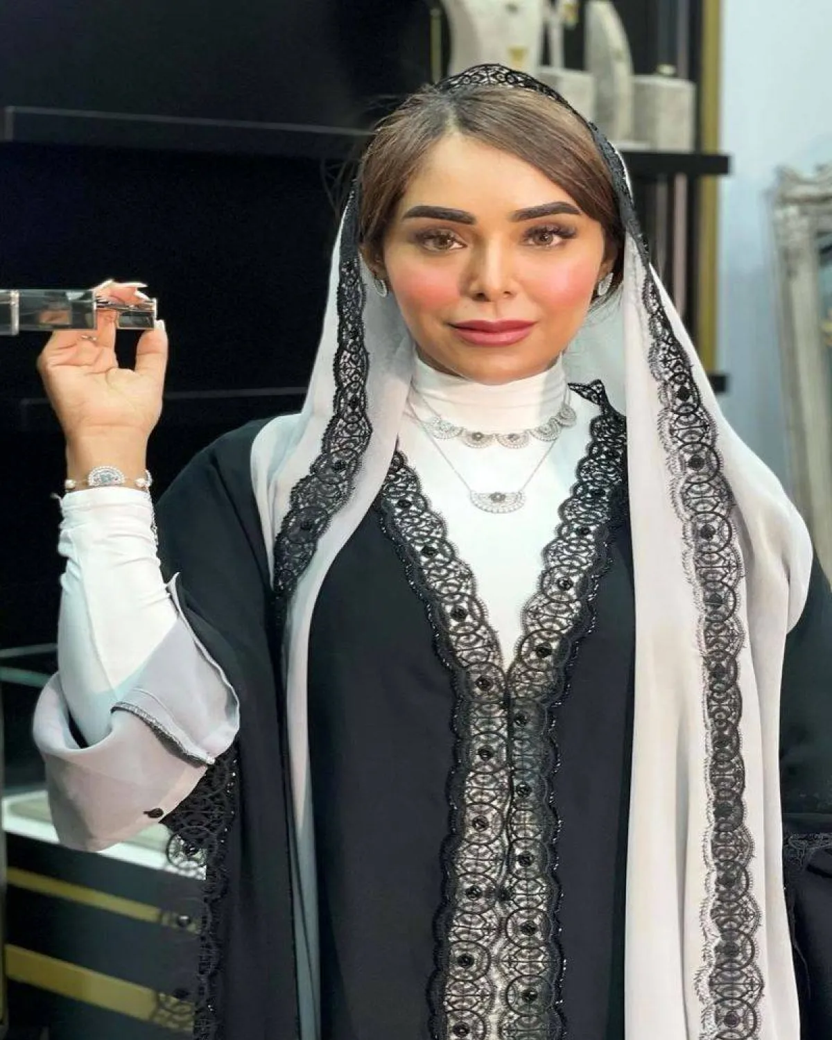 فاطمة المازمي بطقم مجوهرات ناعم