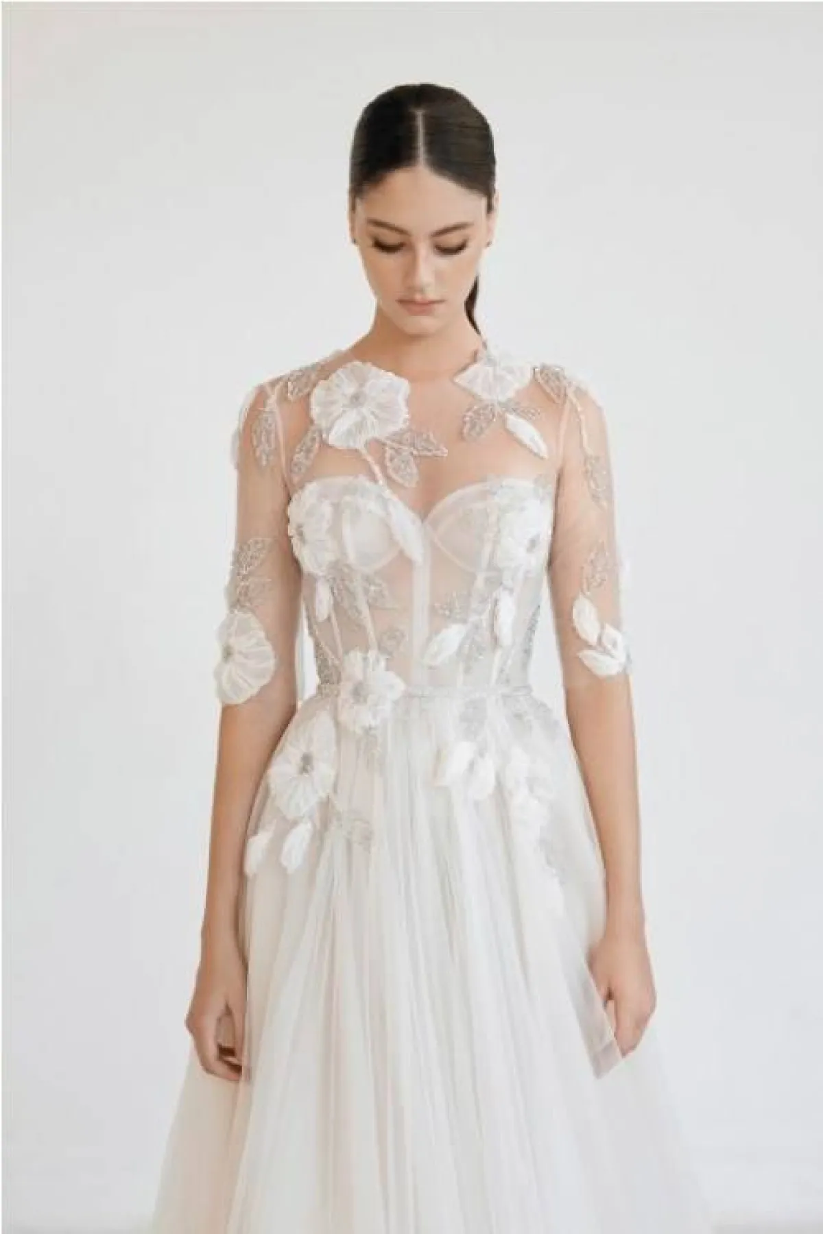 فستان زفاف مزيّن بالورود  من إيسن ستين  Eisen Stein