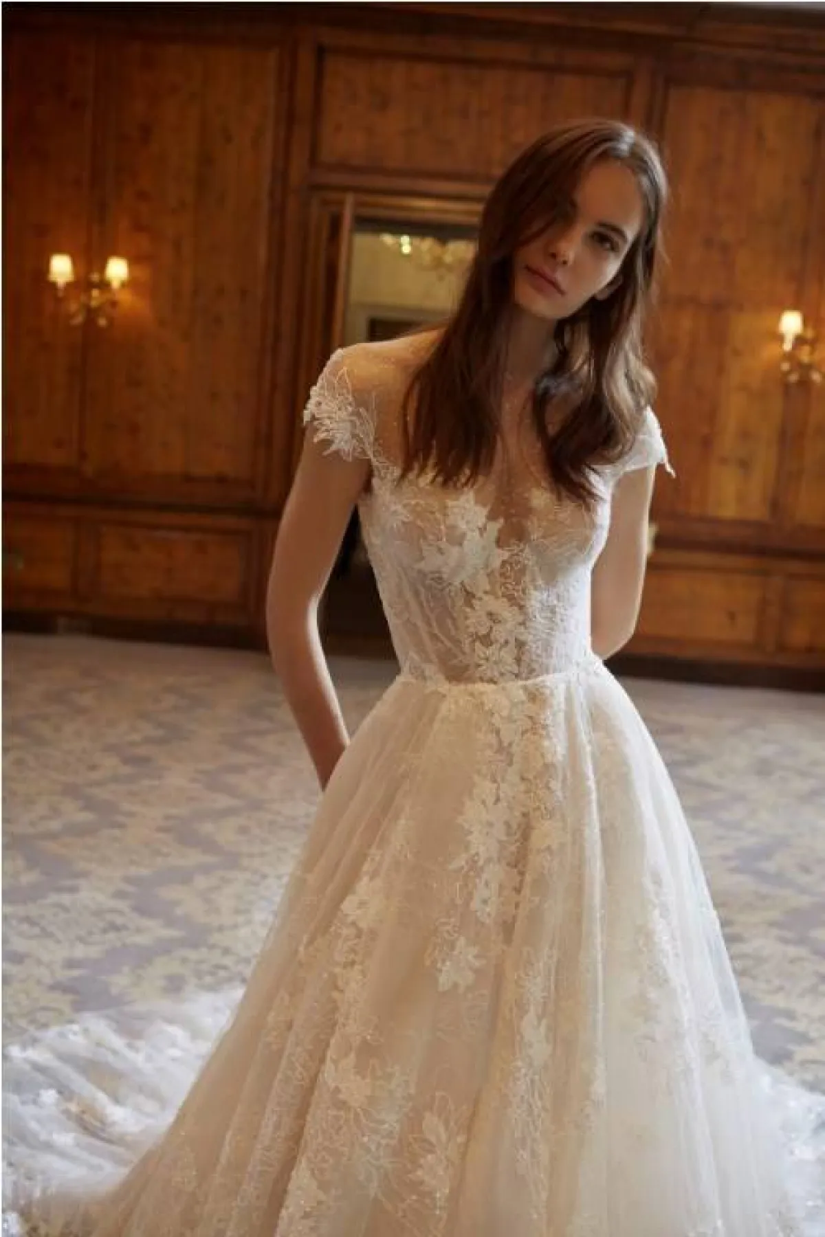 فستان زفاف مزيّن بالورود  باللون الاوف وايت من كوتور دانسينغ كوين باي غاليا لاهاف  Couture Dancing Queen By Galia Lahav