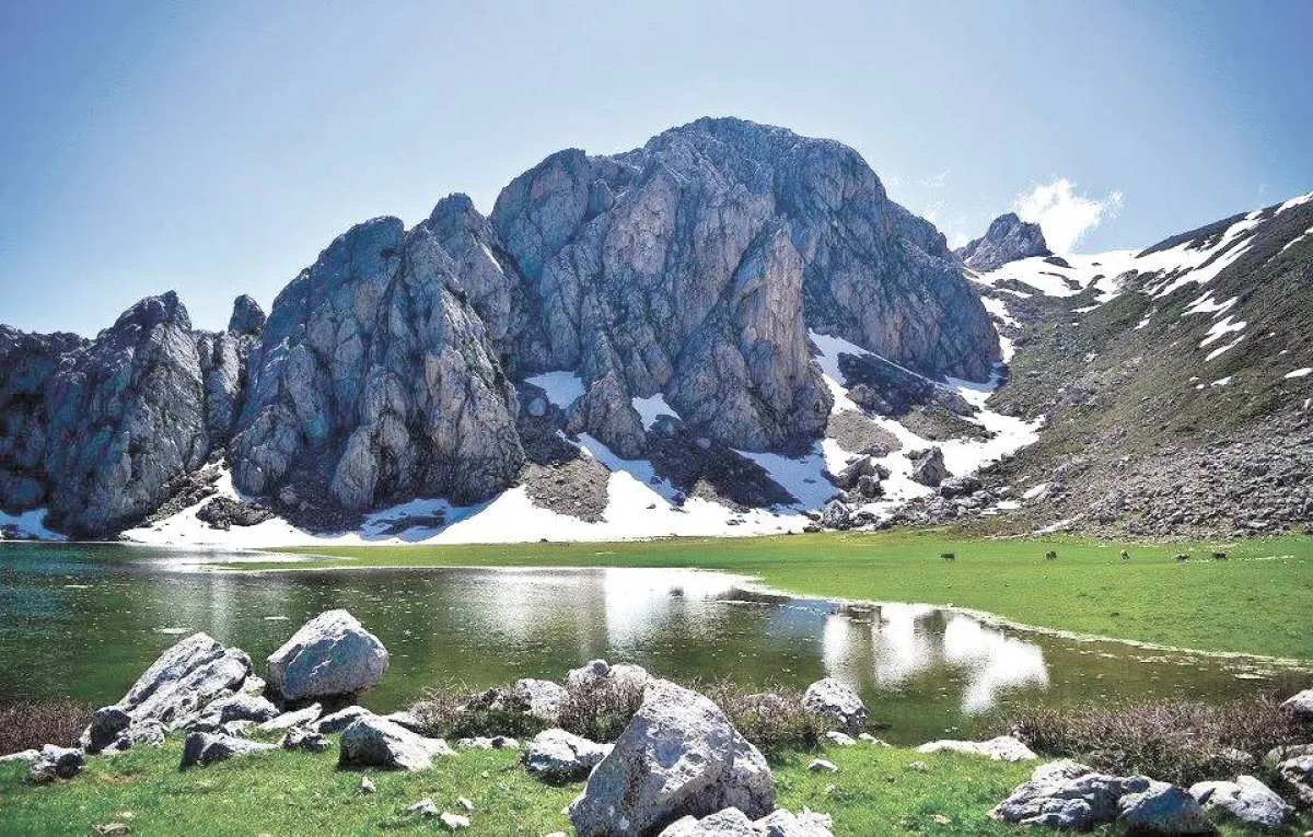 بحيرة كندية تصدر أصواتا غريبة تعيد الذاكرة لبعض المناطق الأخرى مشابهة 