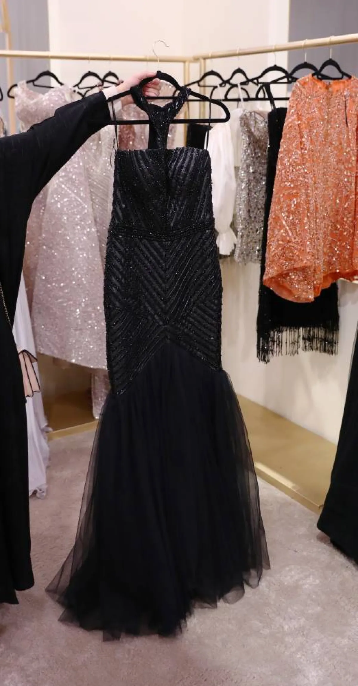 فستان سواريه يضاف إليه الجلد