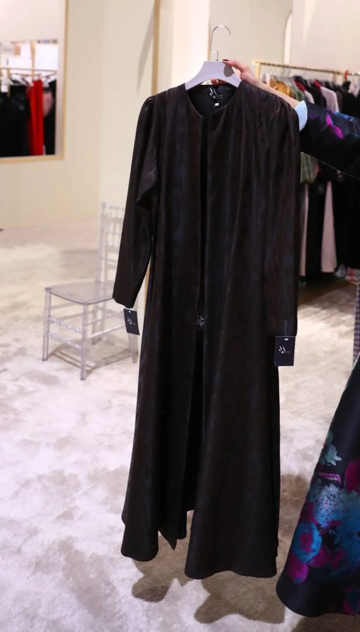 عباية بقماش مشغول