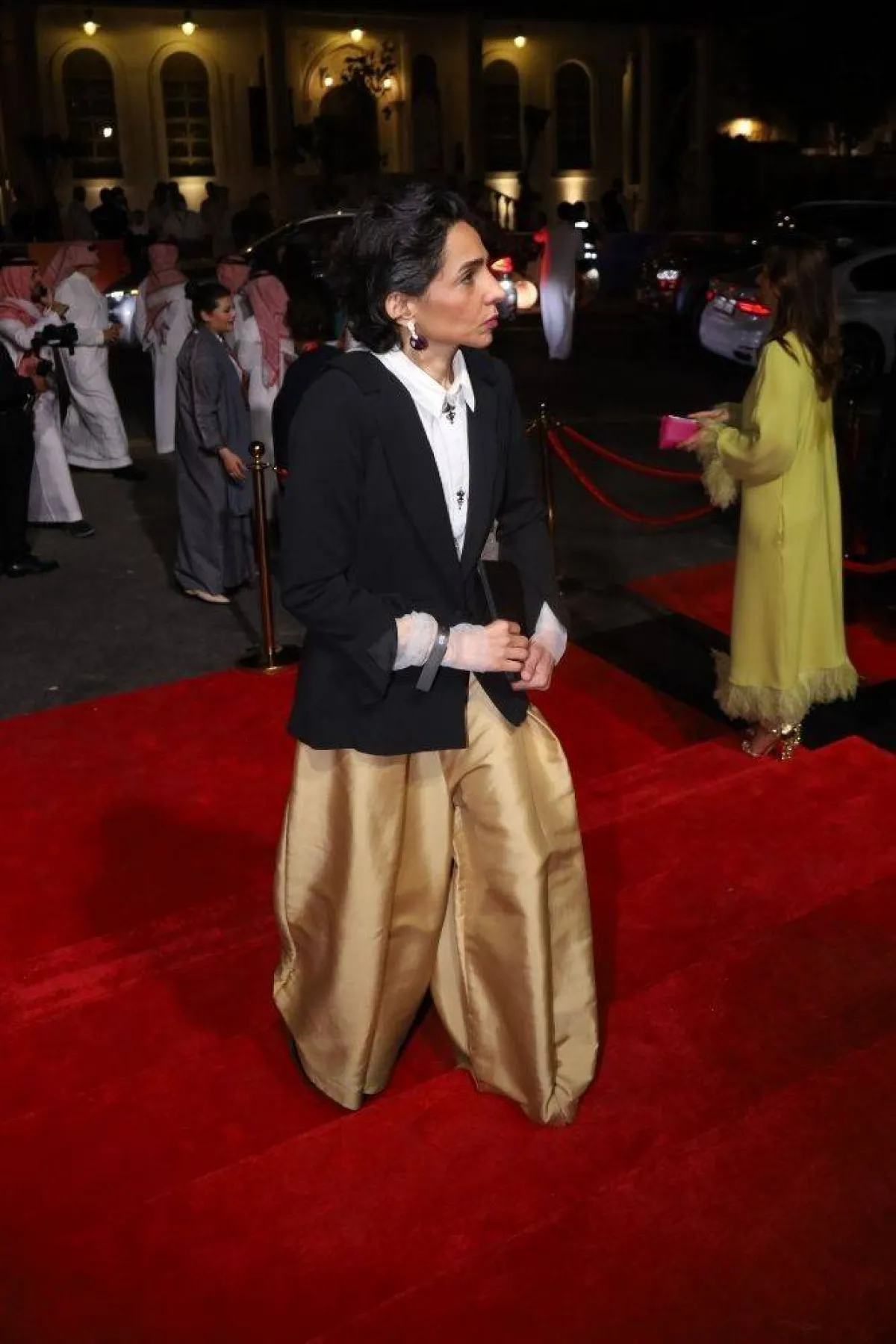 صورة تظهر أزياء الكاتبة أمل الحربي