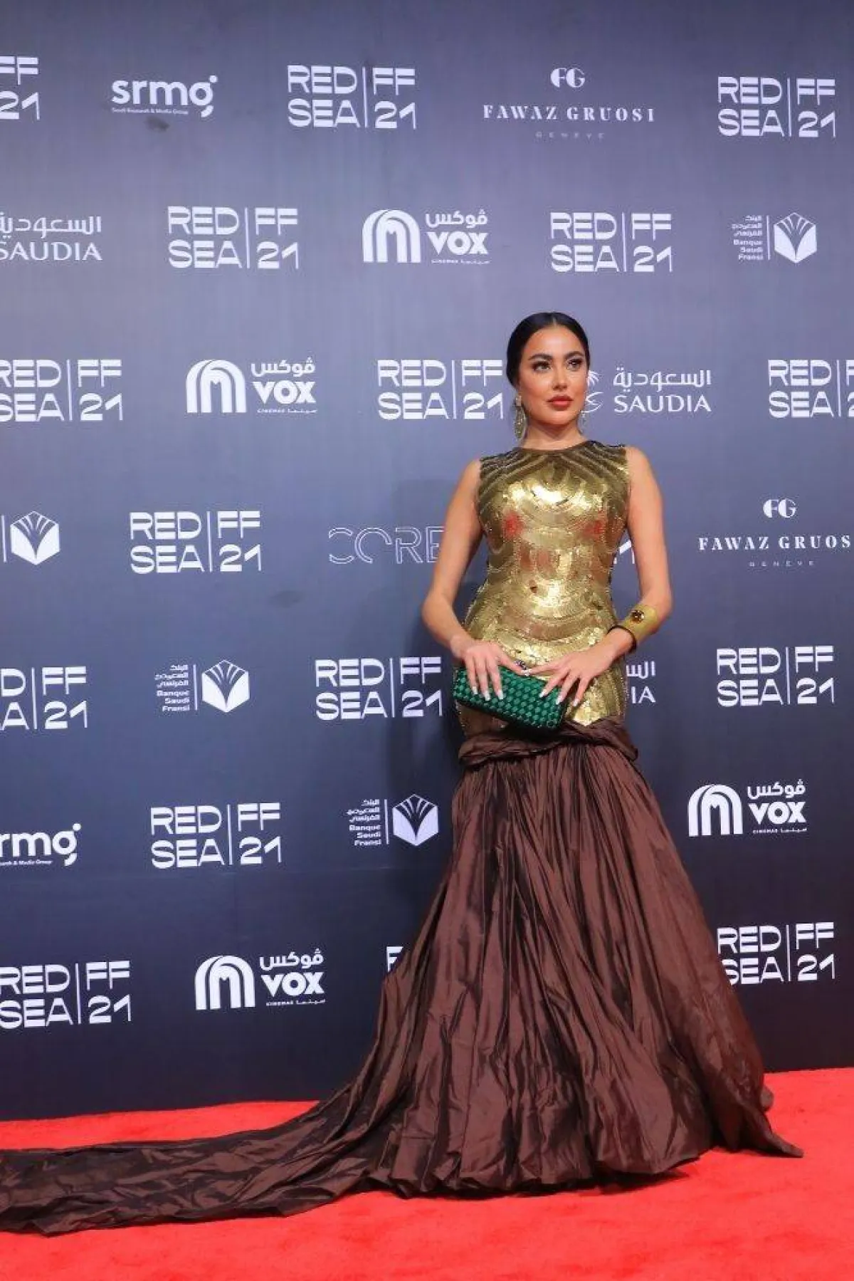 صورة تظهر أزياء الفنانة فاطمة المؤمن