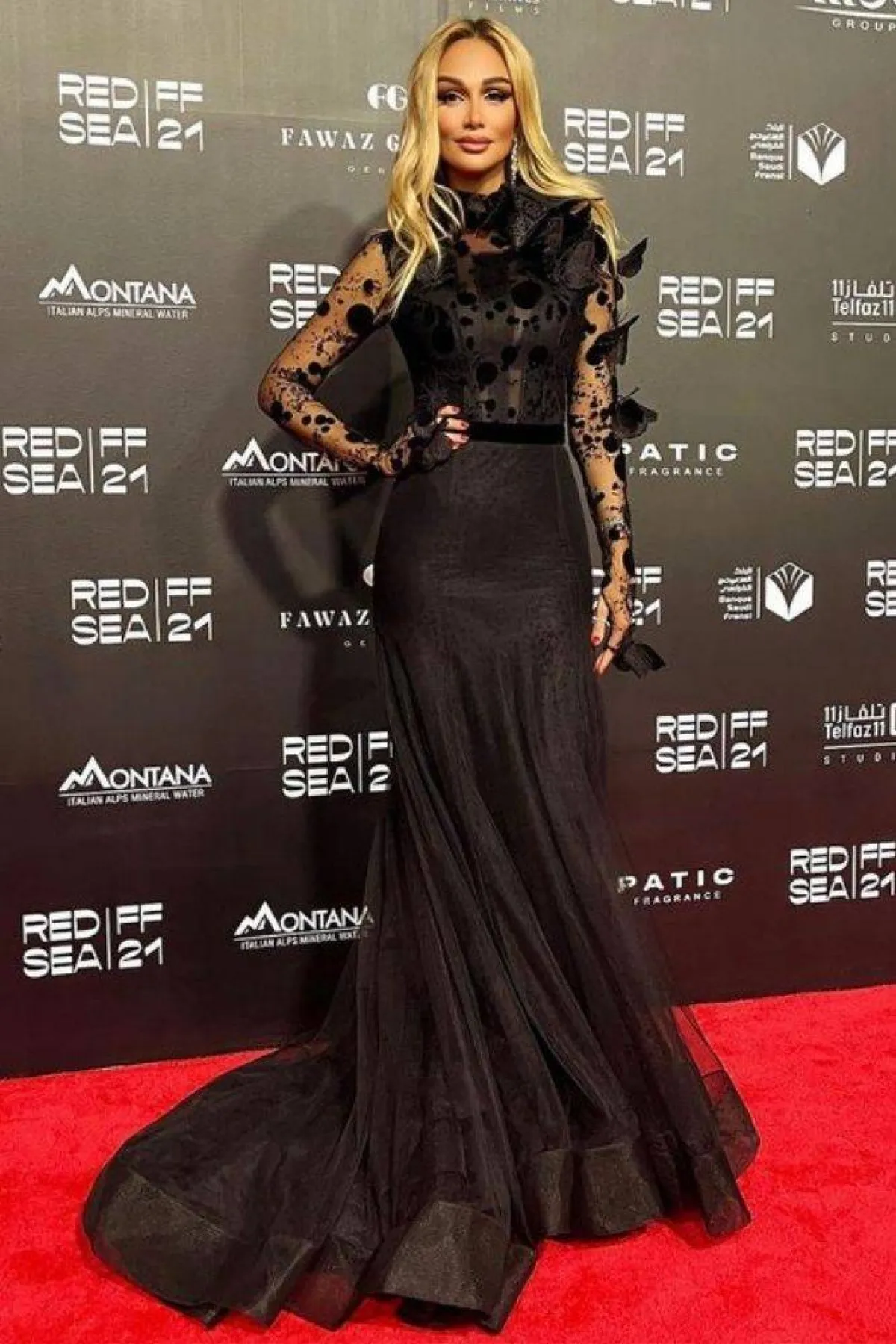 Victoria Lopyvera صورة تظهر أزياء الفنانة