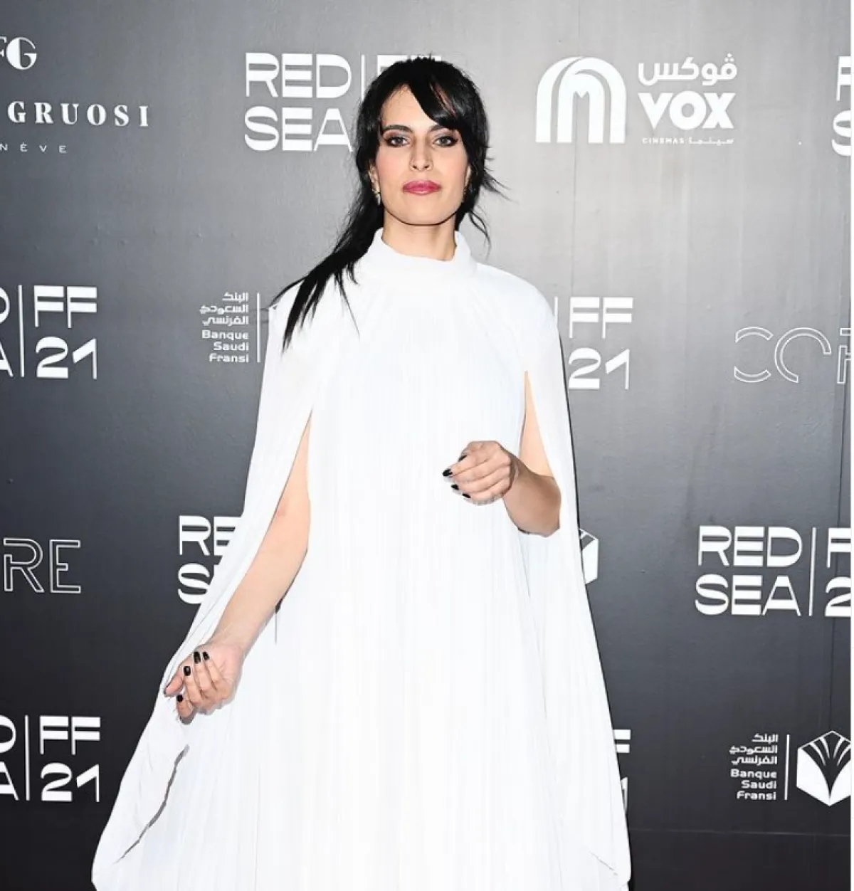 آيدا القصي ترتدي فستاناً أبيض 