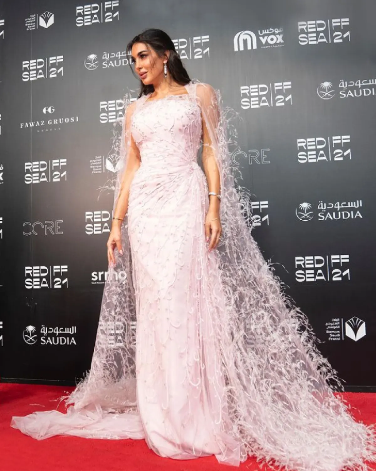 ياسمين صبري ترتدي فستاناً أبيض مزداناً بخيوط 