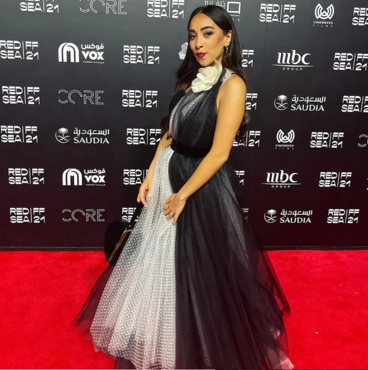 سارة طيبة ترتدي فستاناً من التول الأبيض والأسود