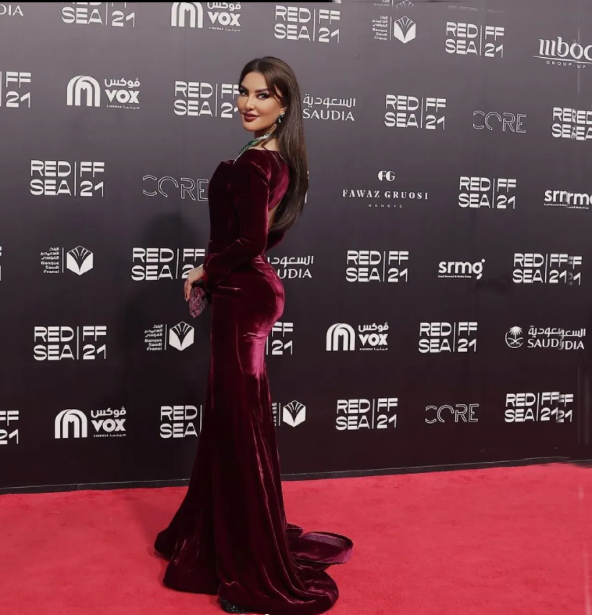 ميساء مغربي ترتدي فستاناً من المخمل الطويل