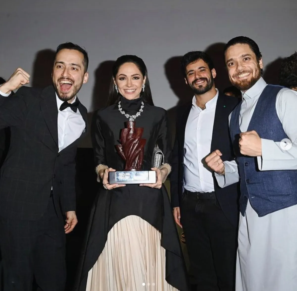 سمية رضا ترتدي فستاناً باللونين العاجي والأسود