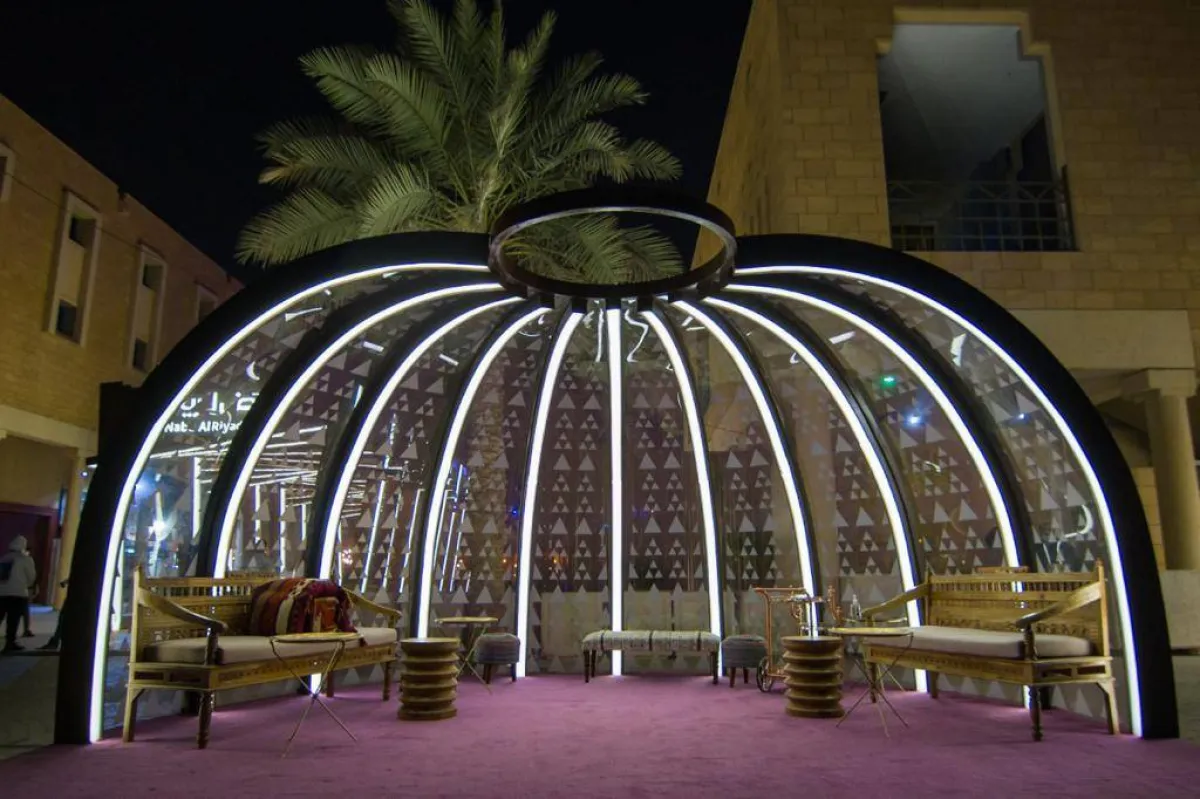 وتستقطب المنطقة حضوراً كبيراً من كافة أطياف المجتمع والزائرين العرب والأجانب للاستمتاع بالعروض الفلكلورية