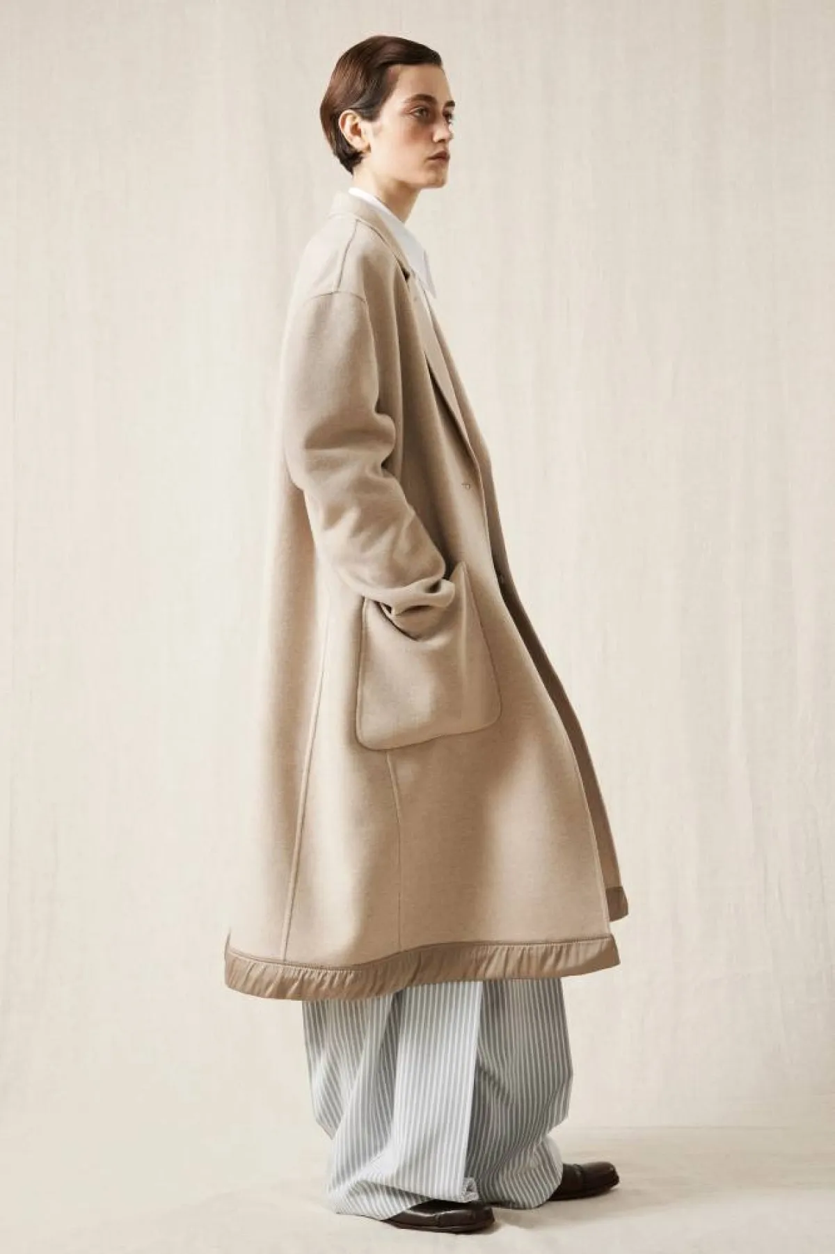 موديلات معاطف باللون البيج