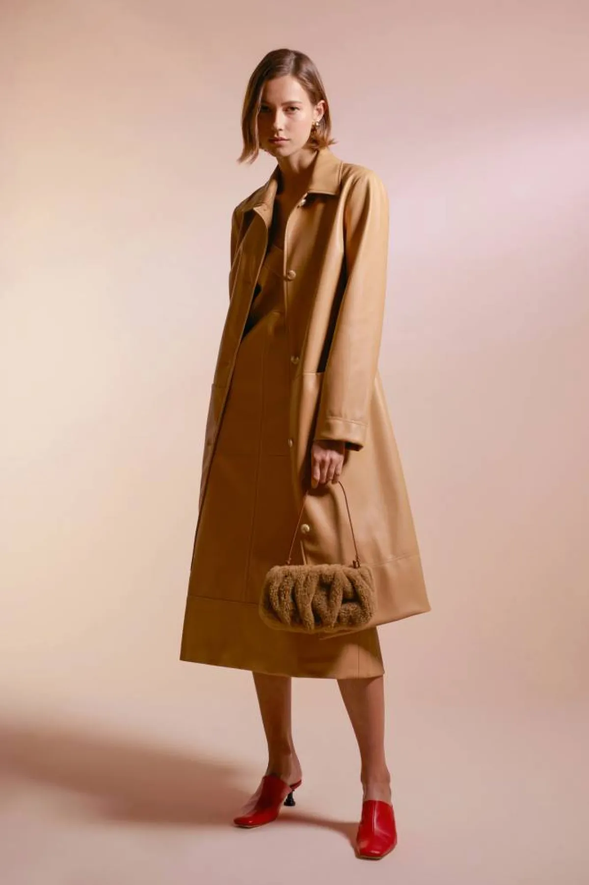 موديلات معاطف باللون البيج