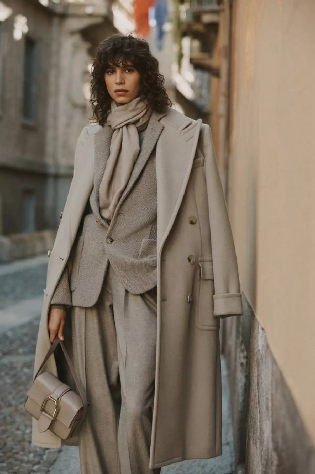 موديلات معاطف باللون البيج