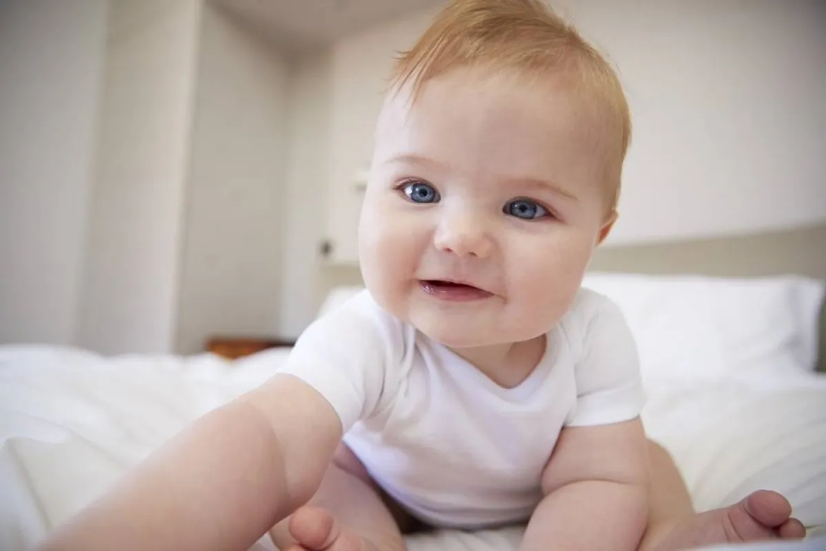 صورة لوجه رضيع تظهر عليه السعادة