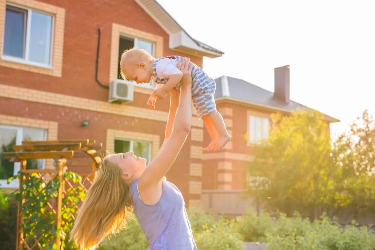 صورة لأم تستمتع مع طفلها وتبدو عليه السعادة خارج البيت.صورة 