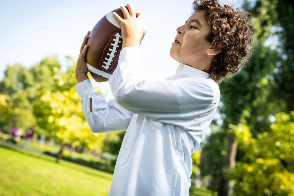 صورة لطفل يمارس الرياضة