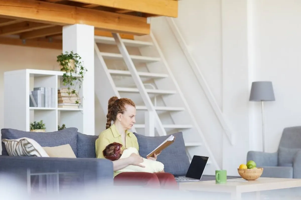 صورة لأم تقرأ لطفلها لكي يشعر بالسعادة