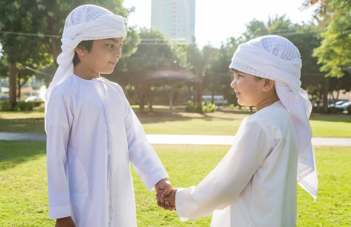 صورة لطفلين يهنئان بعضهما