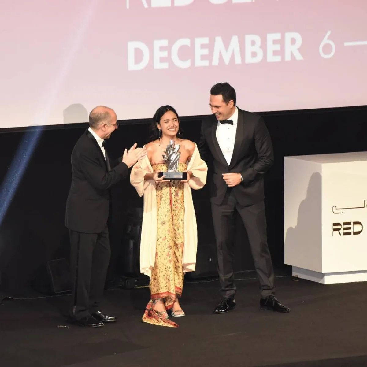 ظافر العابدين يسلم الممثلة أوريندا كرانا جائزة اليسر الفضية كأفضل ممثلة عن دورها في فيلم "يوني" - الصورة من حساب المهرجان على فيسبوك