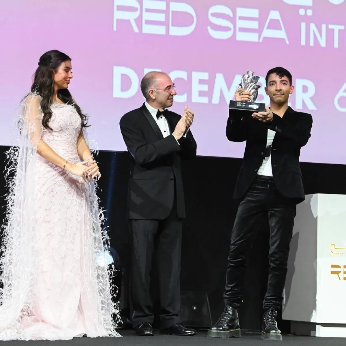 ياسمين صبري تسلم الممثل آدم جائزة اليسر الفضية كأفضل ممثل عن أدائه الاستثنائي في فيلم "أوروبا" - الصورة من حساب المهرجان على فيسبوك