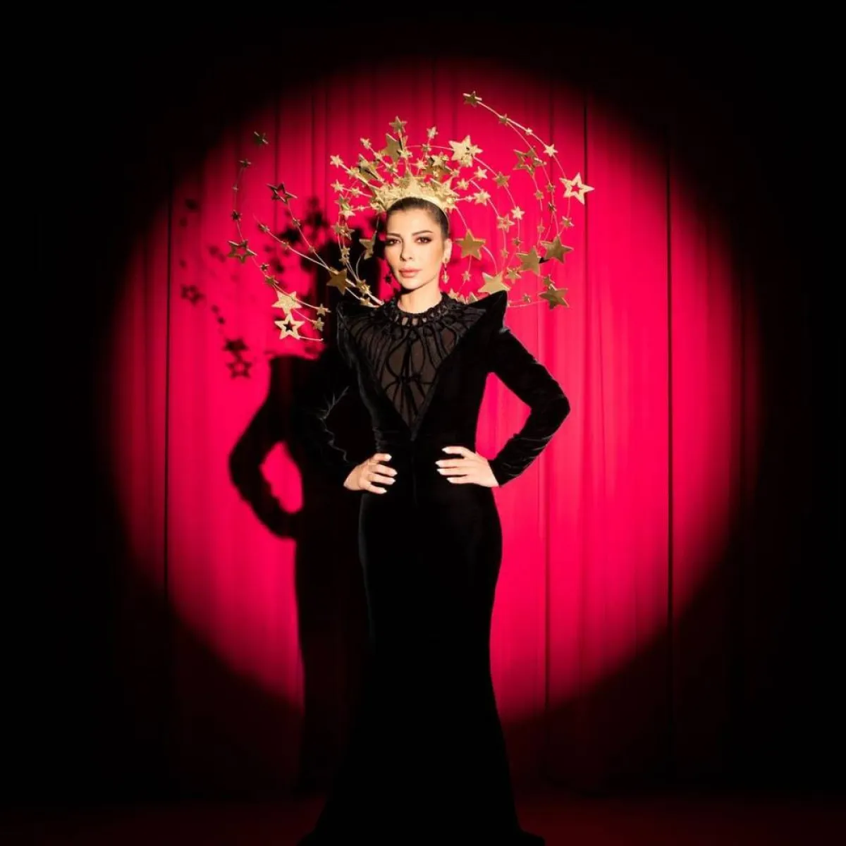 أصالة بفستان مخملي أسود بأكتاف عريضة وتنورة طويلة