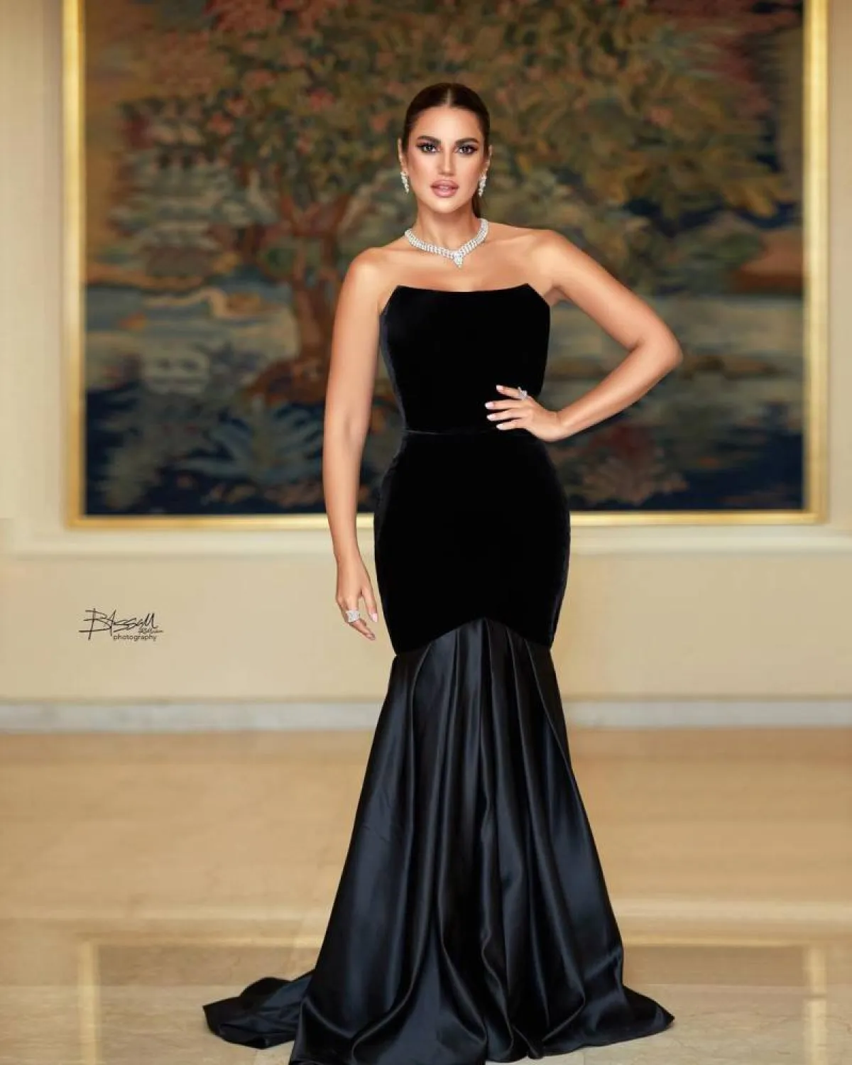 درة بفستان مخملي أسود بتصميم حورية البحر مع توب كب