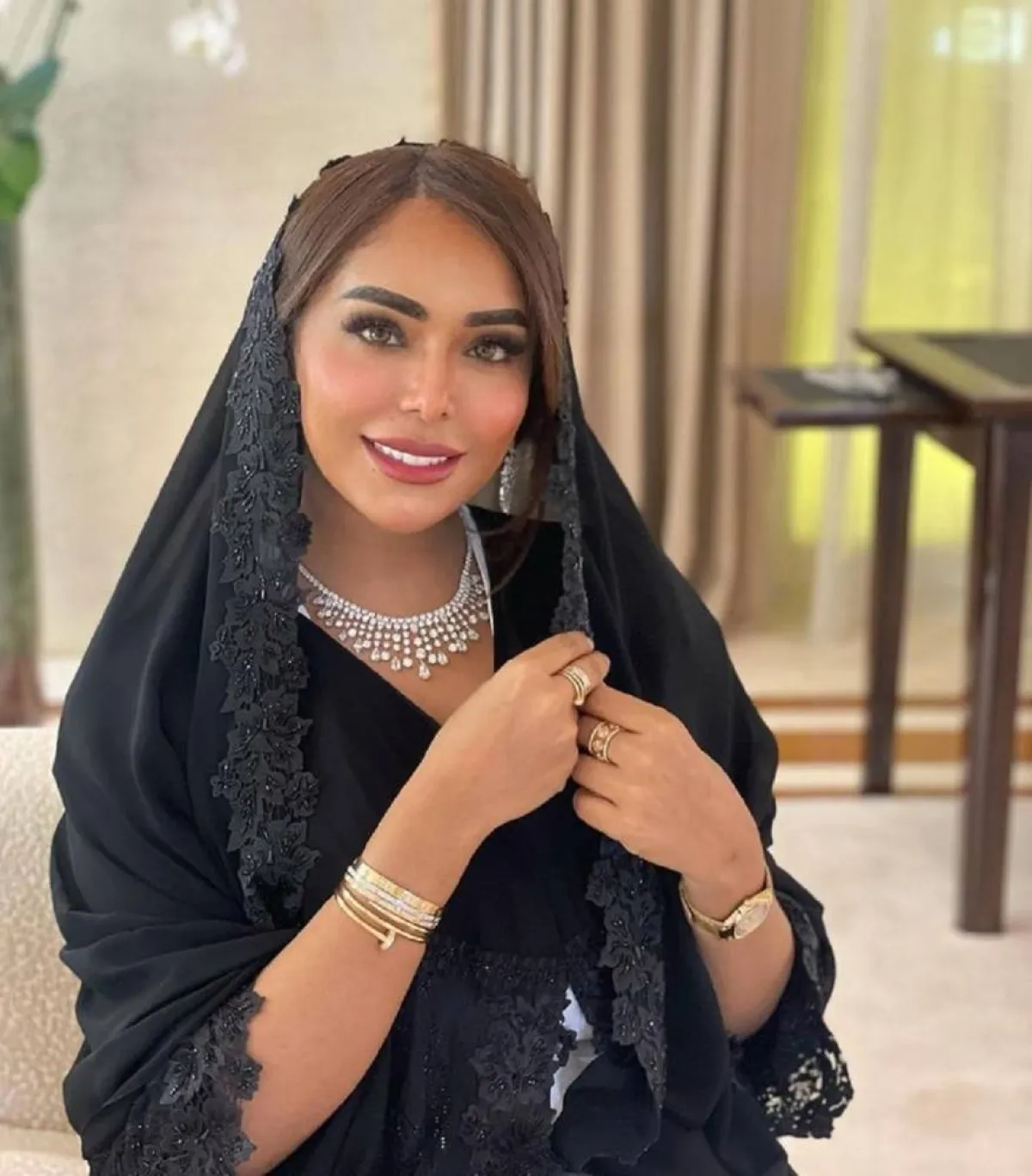 استوحي من فاطمة المازمي تنسيقات المجوهرات مع العباية لإطلالات موسم الرياض