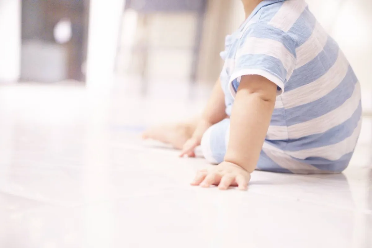 صورة لطفل يجلس بمفرده