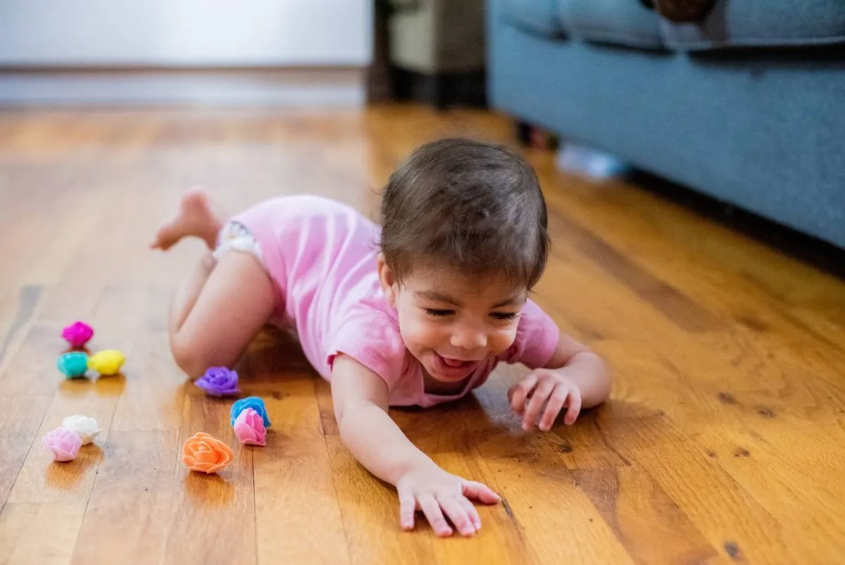 صورة لطفل يزحف