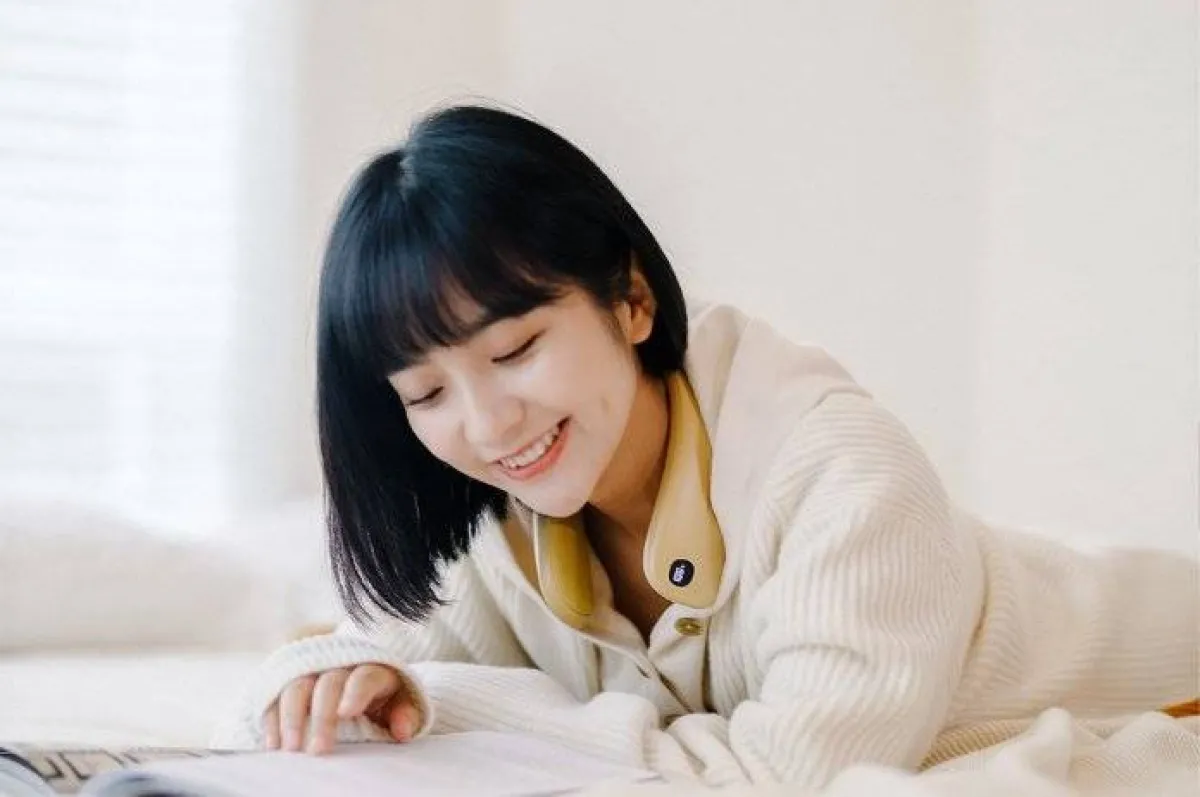 صورة لفتاة ترتدي أداة تدفئة الرقبة