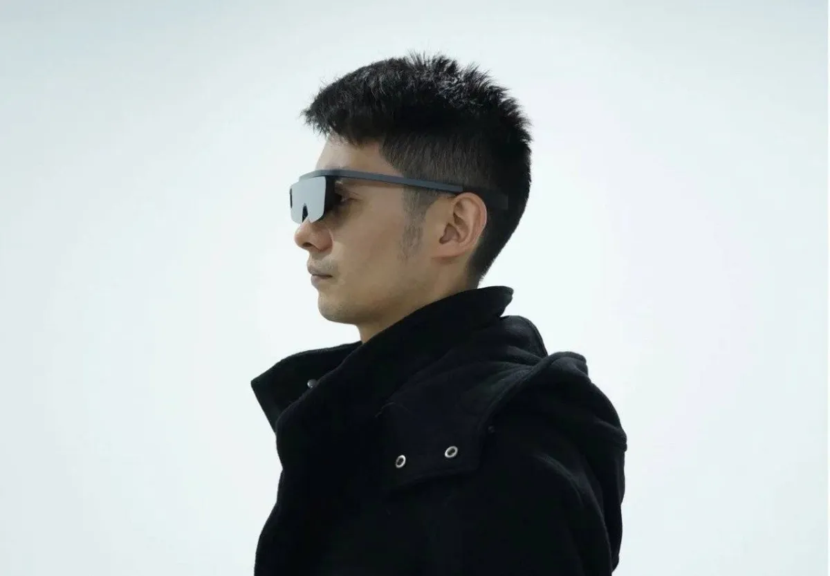 صورة شخص يرتدي النظارة