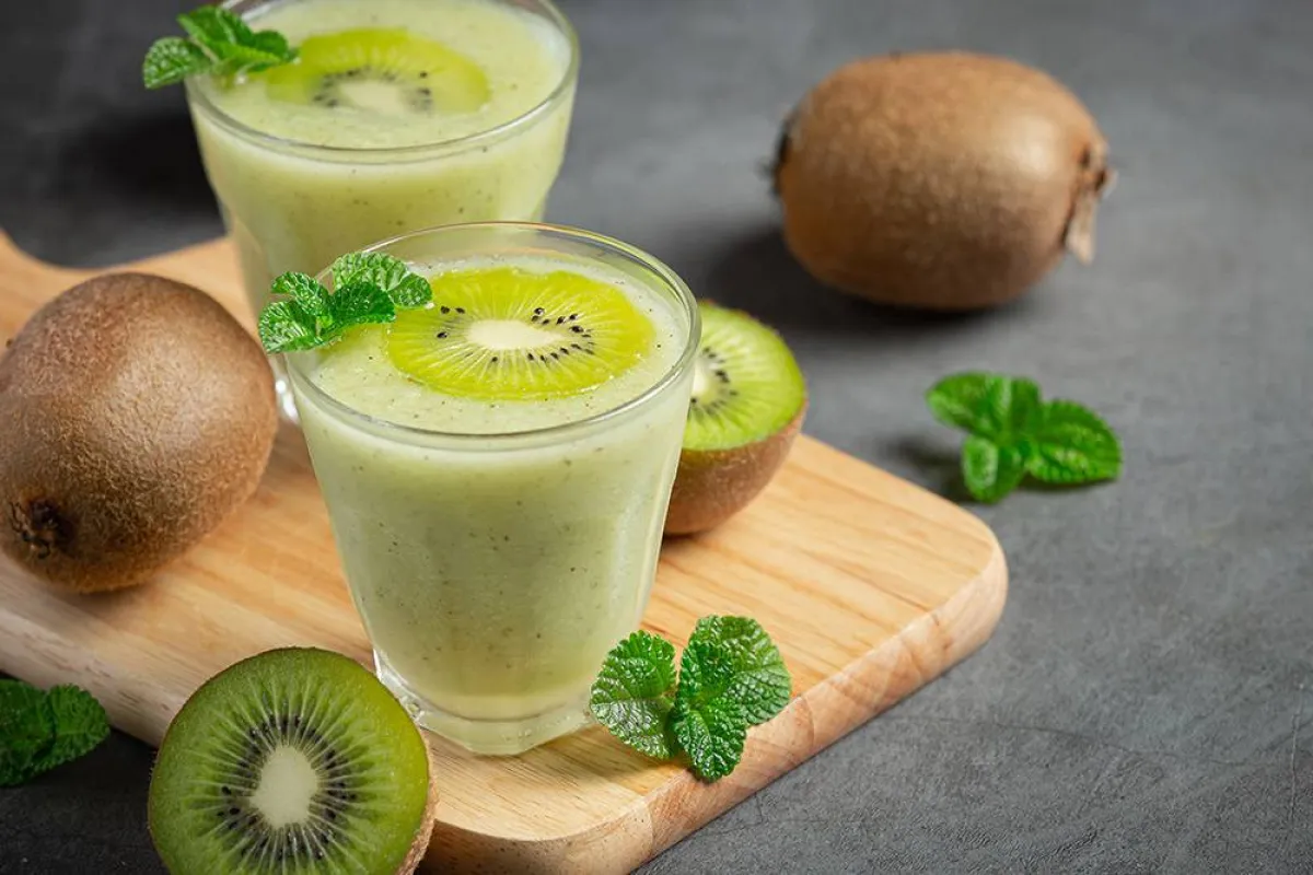 فوائد صحية عديدة لعصير الكيوي للنساء