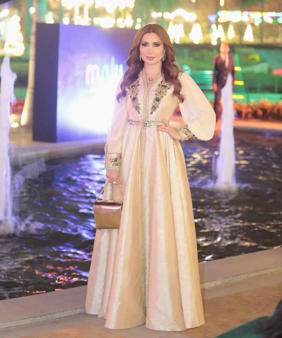 نسرين طافش بقفطان بيج ساتان بتنورة منفوشة مع توب بأكمام شيفون واسعة