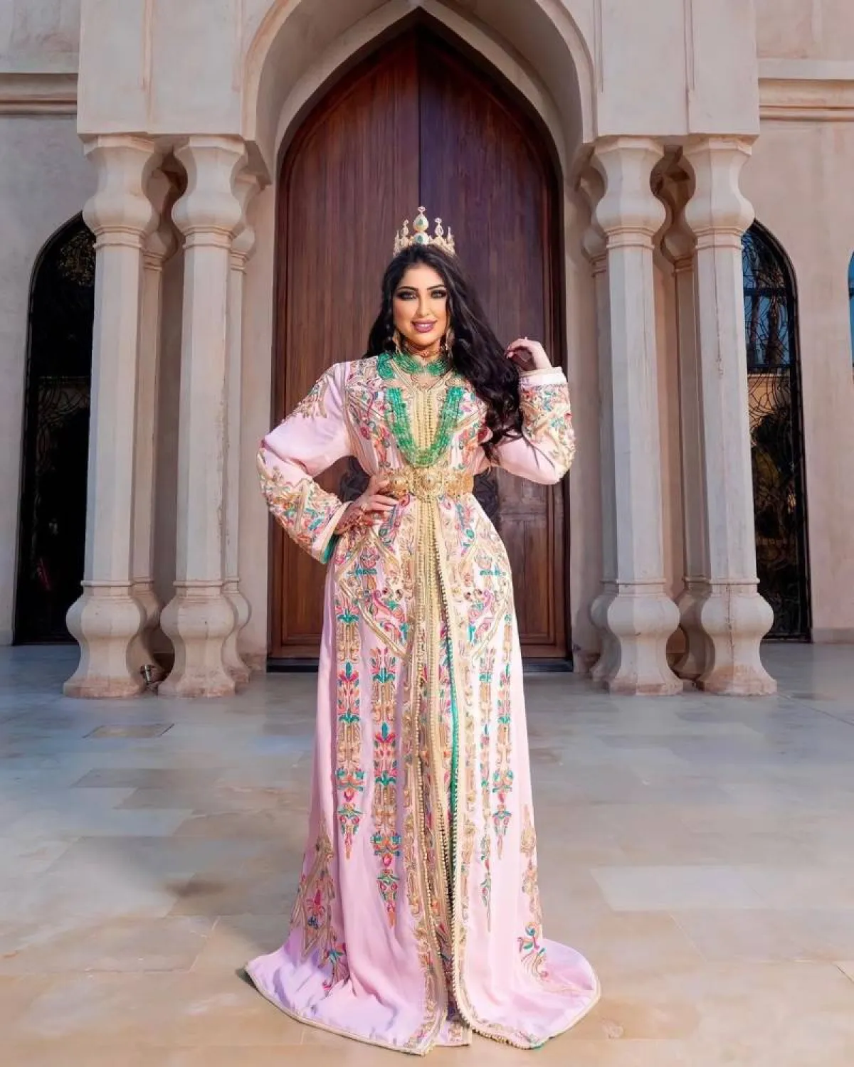 دنيا بطمة بقفطان وردي طويل بتطريزات من الورود الملونة