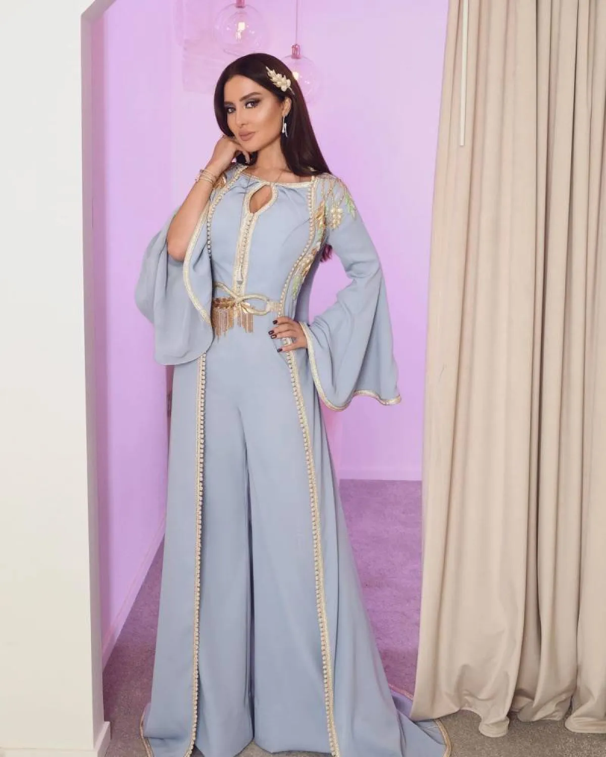 ميساء مغربي بقفطان أزرق باستيل من بنطلون واسع وتوب بأكمام واسعة 