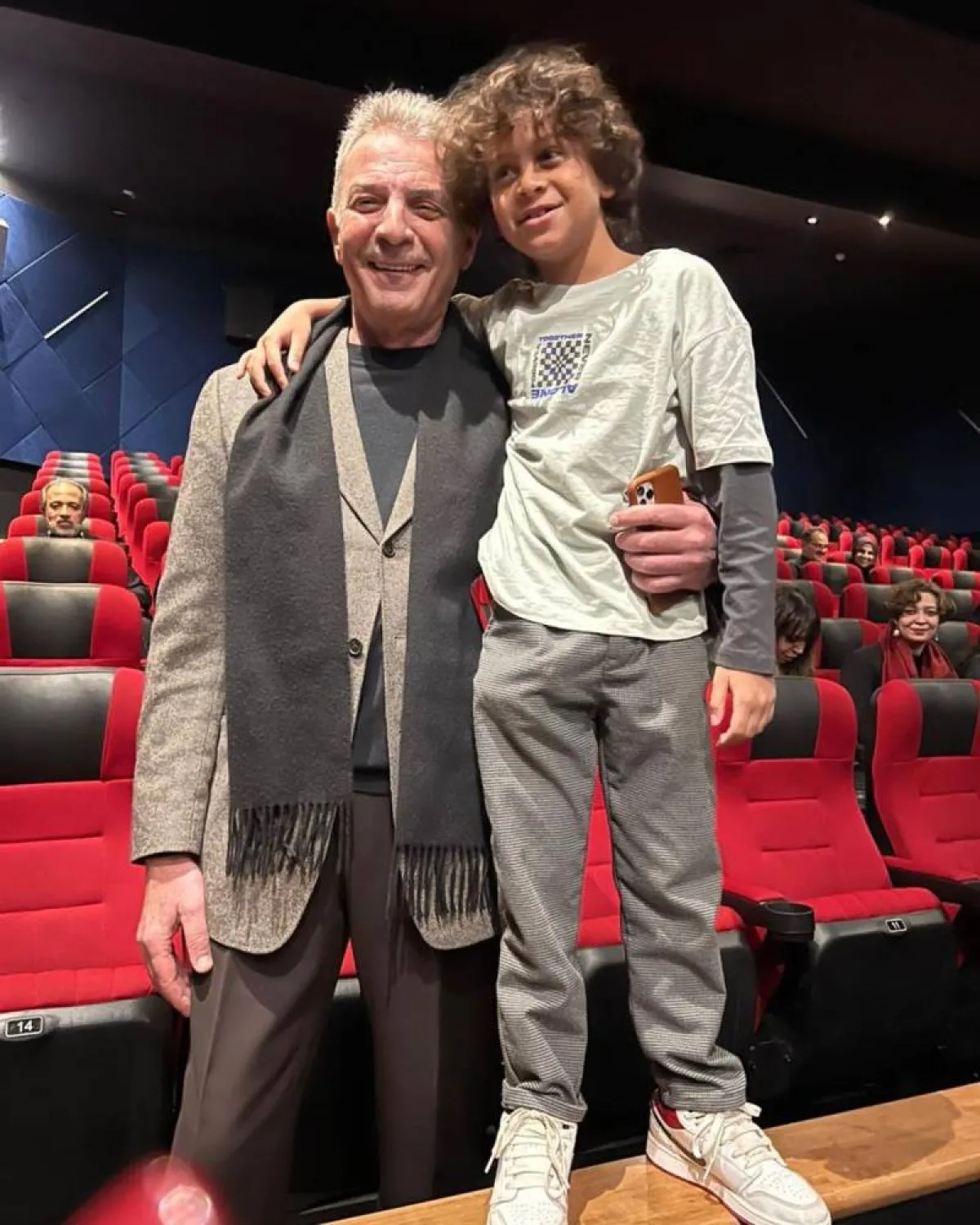 محمود حميدة برفقة حفيده في العرض الخاص لفيلم رتيسا - الصورة من حساب حميدة على انستغرام