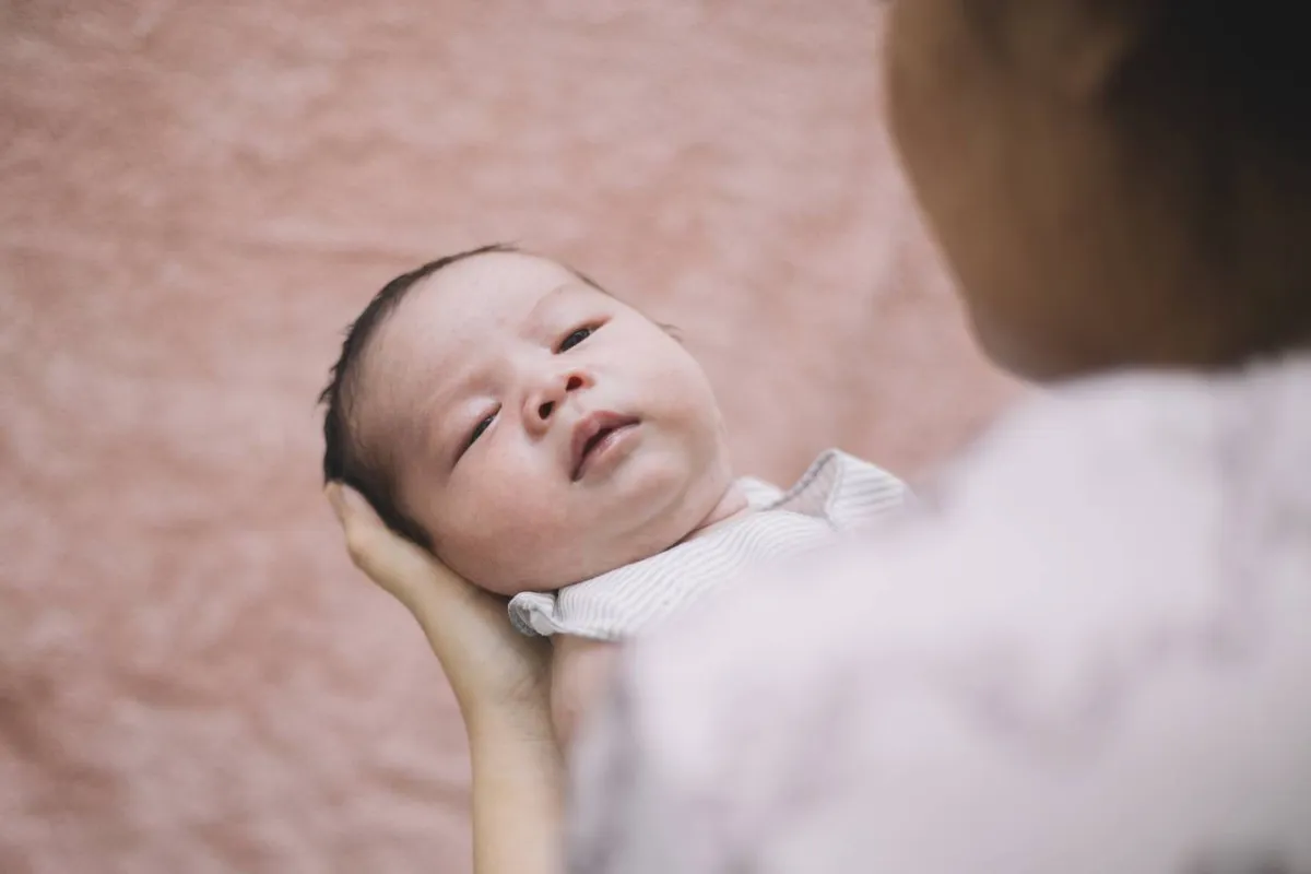 صورة أم تحمل مولودها