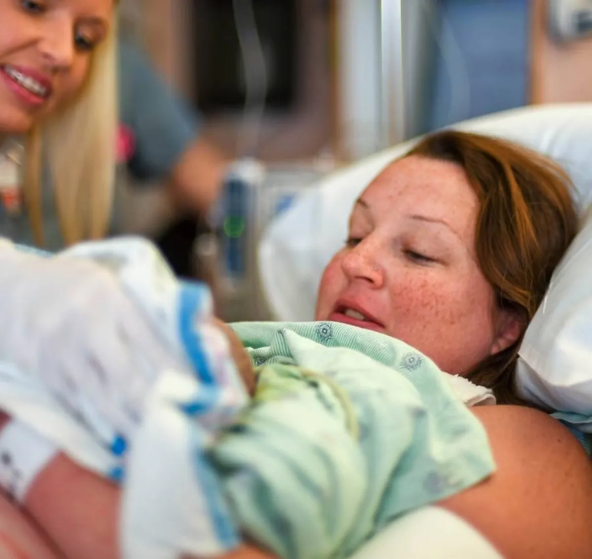 صورة لأم تلد في المستشفى