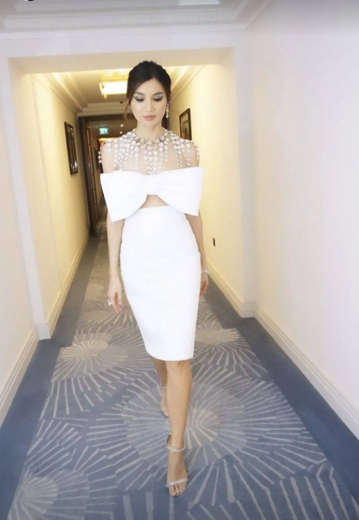 جيما تشان ترتدي فستاناً أبيض 