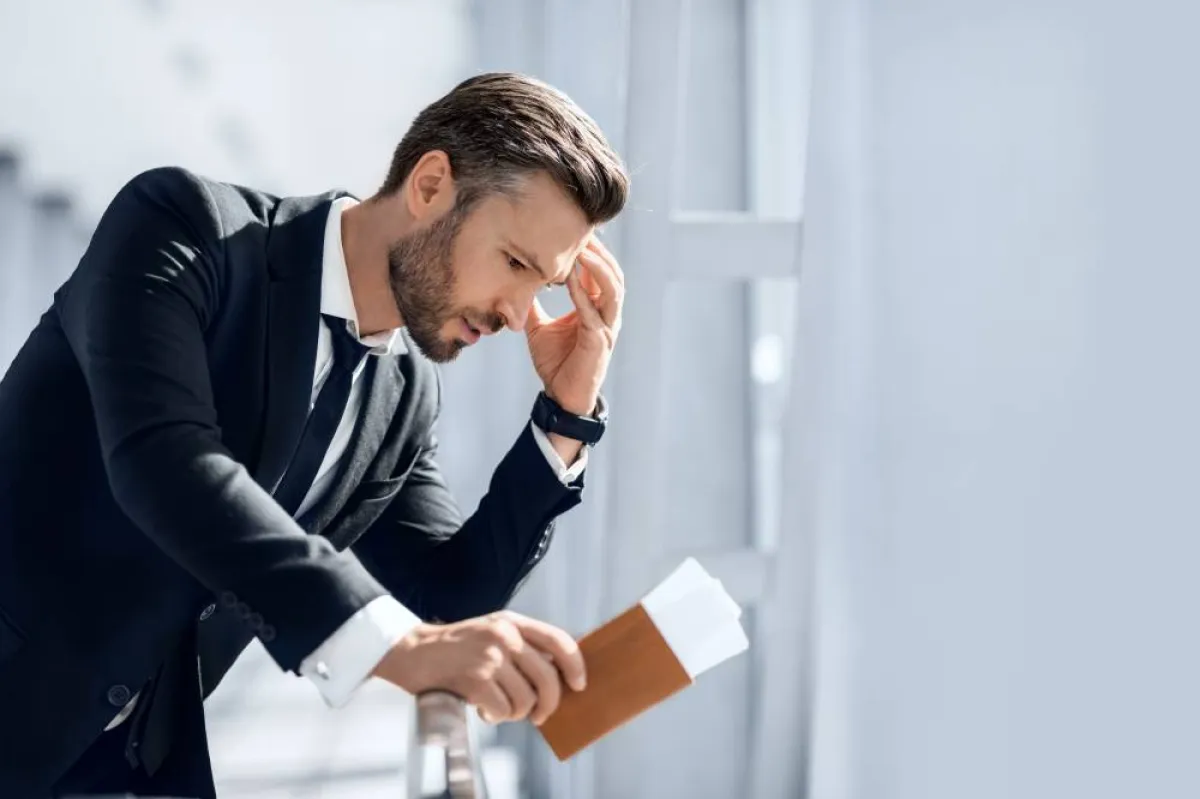 انتظار الرحلة الجوية في صالة المطار 