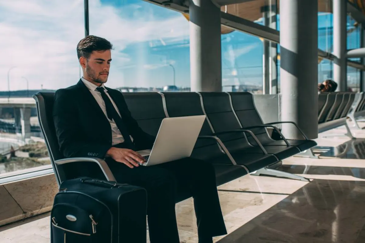 الاستمتاع بالوسائل الترفيهية في صالة المطار 