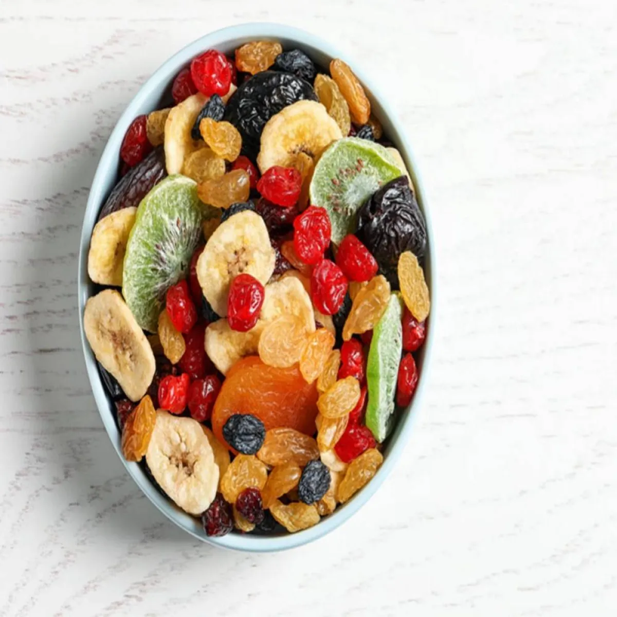 صورة لطبق من الفواكه المجففة والفواكه الطبيعية