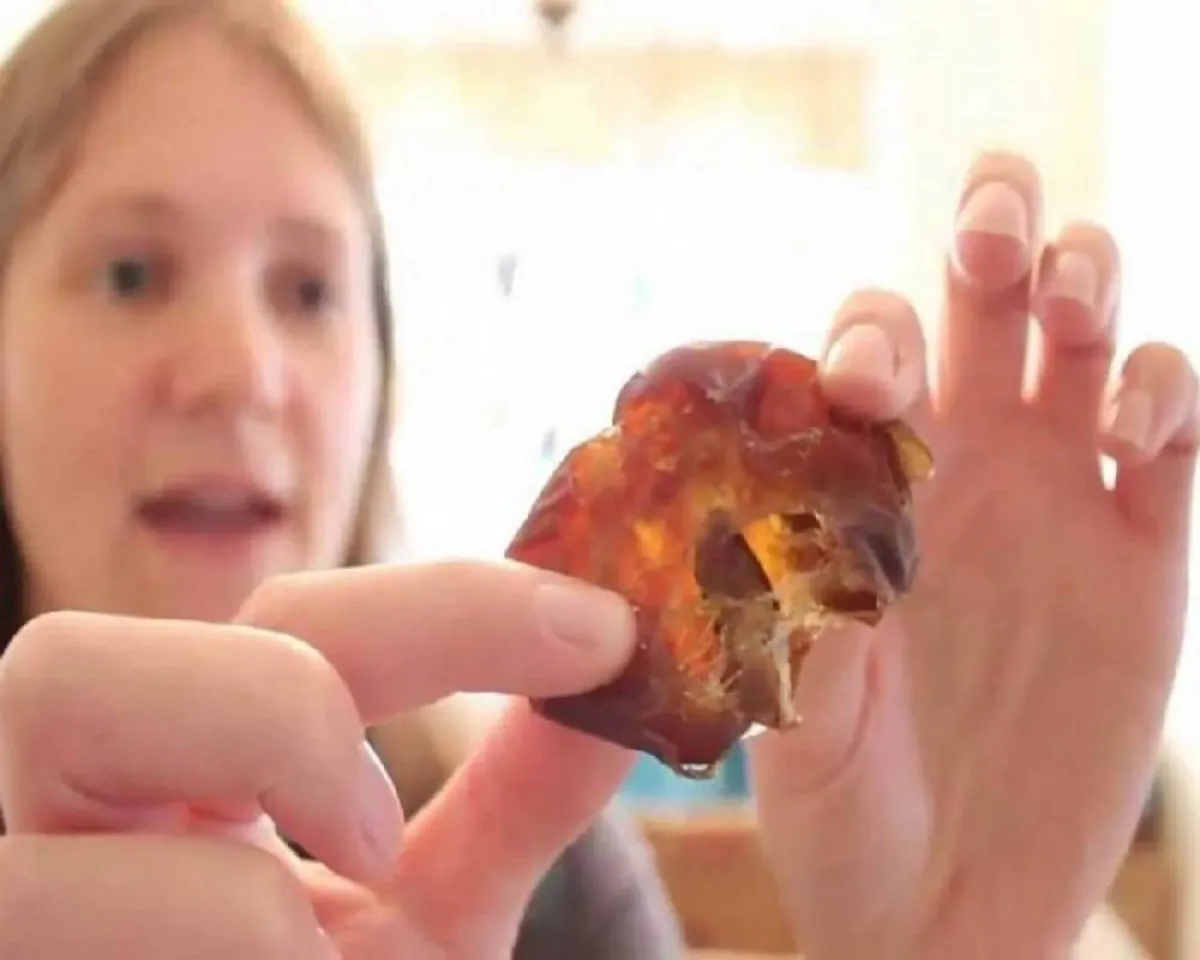 صورة لحامل تتناول الفواكه المجففة