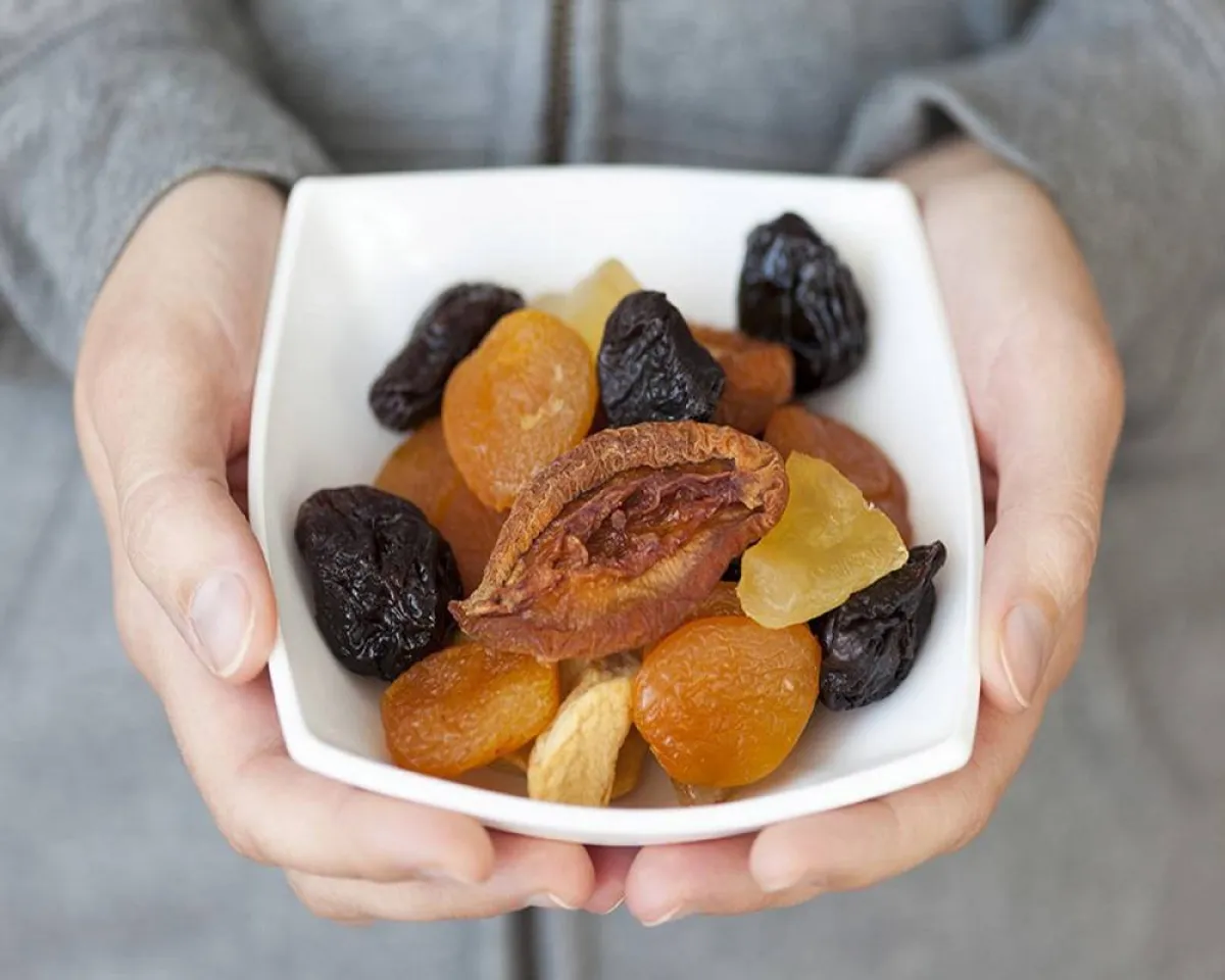 صورة لطبق من الفواكه المجففة