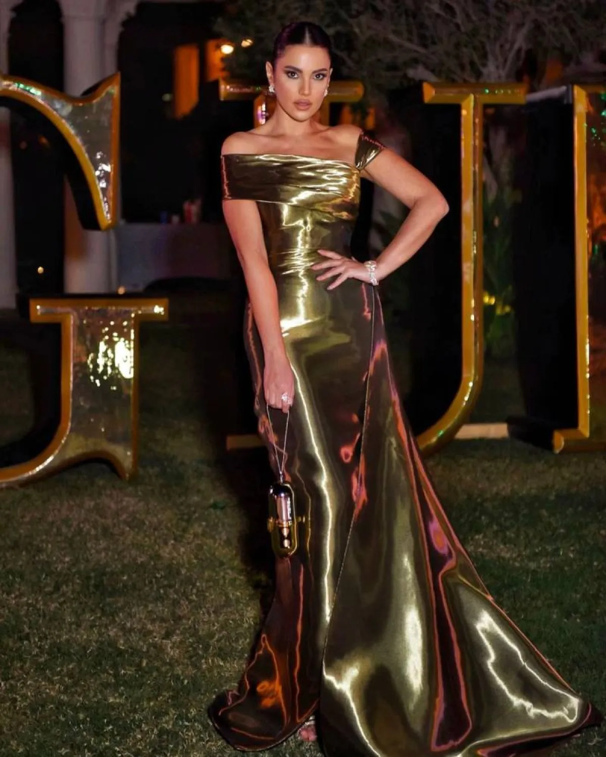 درة بفستان ميتاليك أخضر بتصميم أوف شولدر