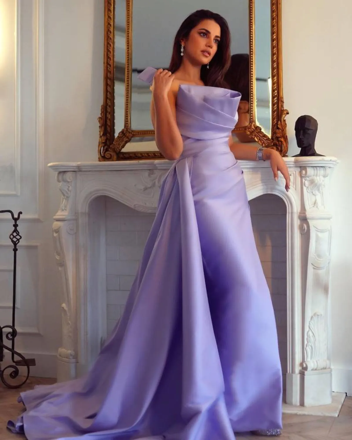 درة بفستان بنفسجي باستيل بتوب كب مع تنورة أإضافية